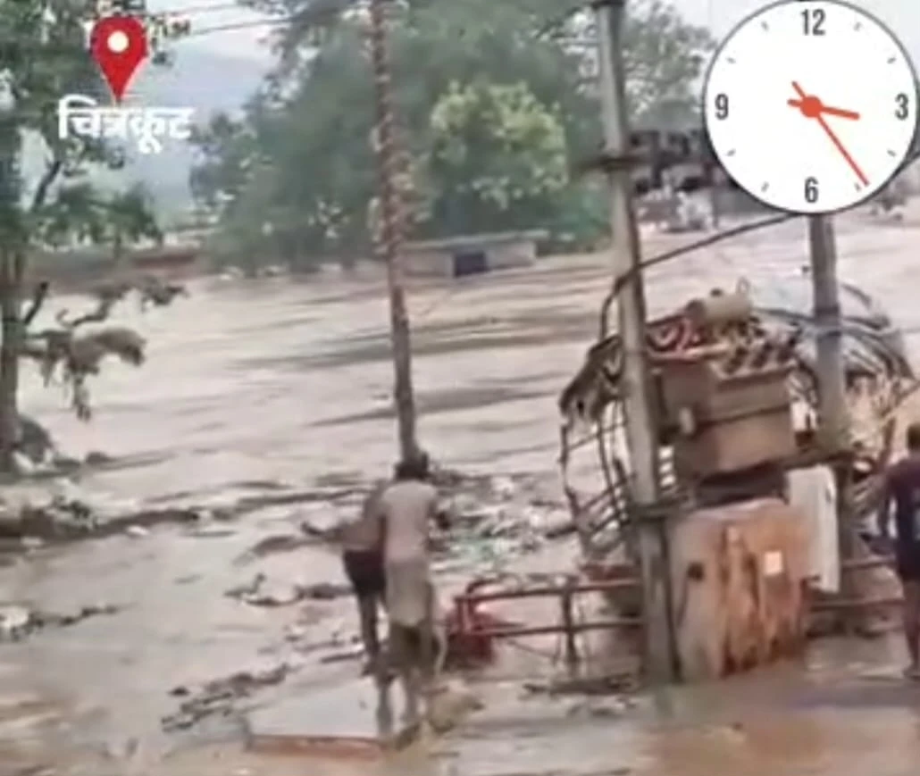 चित्रकूट में बाढ़ का कहर, 30 फीट उफनी मंदाकिनी ने बहाया रामघाट का 300 मीटर पुल; सैकड़ों दुकानें जलमग्न