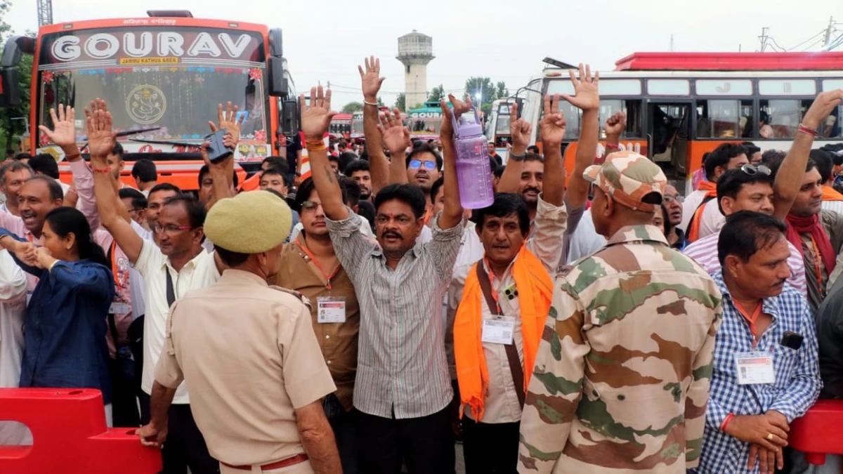 बूढ़ा अमरनाथ यात्रा को लेकर हाई अलर्ट, 50 वाहनों के काफिले के साथ राजोरी पहुंचा जत्था; हाईवे पर बढ़ाई निगरानी