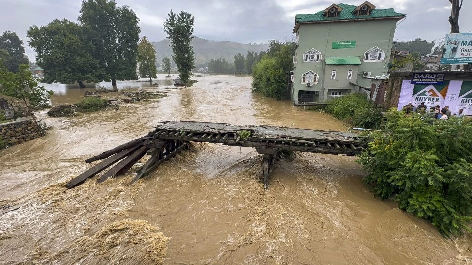 जम्मू में भारी बारिश का कहर: जर्जर मकान ढहा, कई इलाकों में जलभराव; फ्लैश फ्लड का अलर्ट