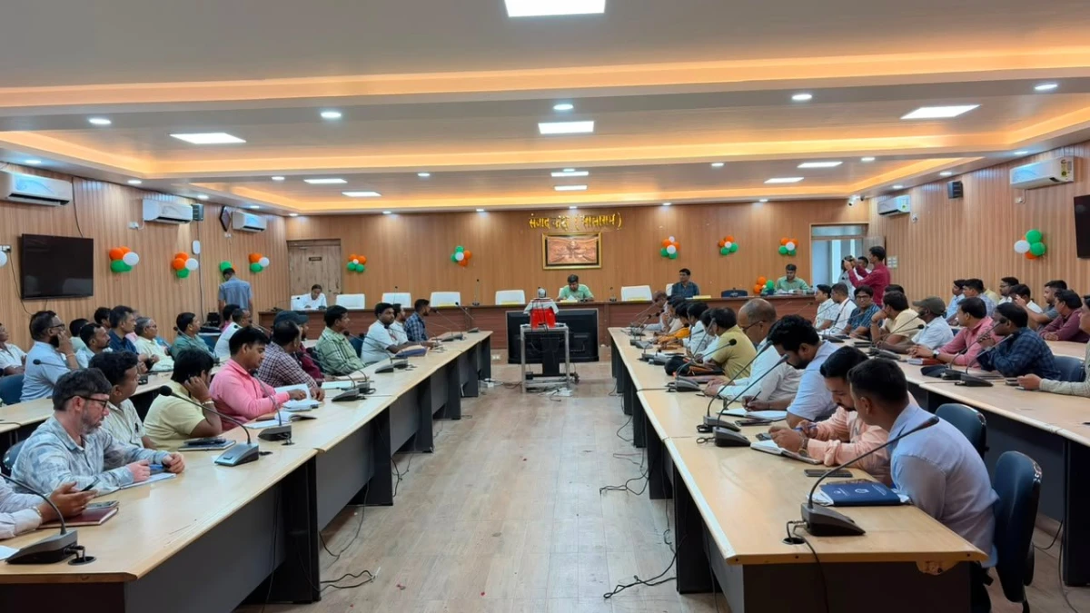 DM REVIEWS PM SURYA GHAR YOJANA