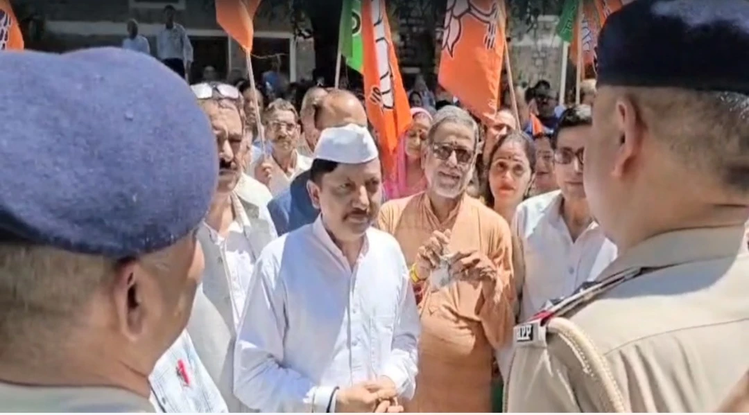 48 घंटे का अल्टीमेटम पूरा, गिरफ्तारी देने सैकड़ों कार्यकर्ताओं संग थाने पहुंचे राजेंद्र राणा