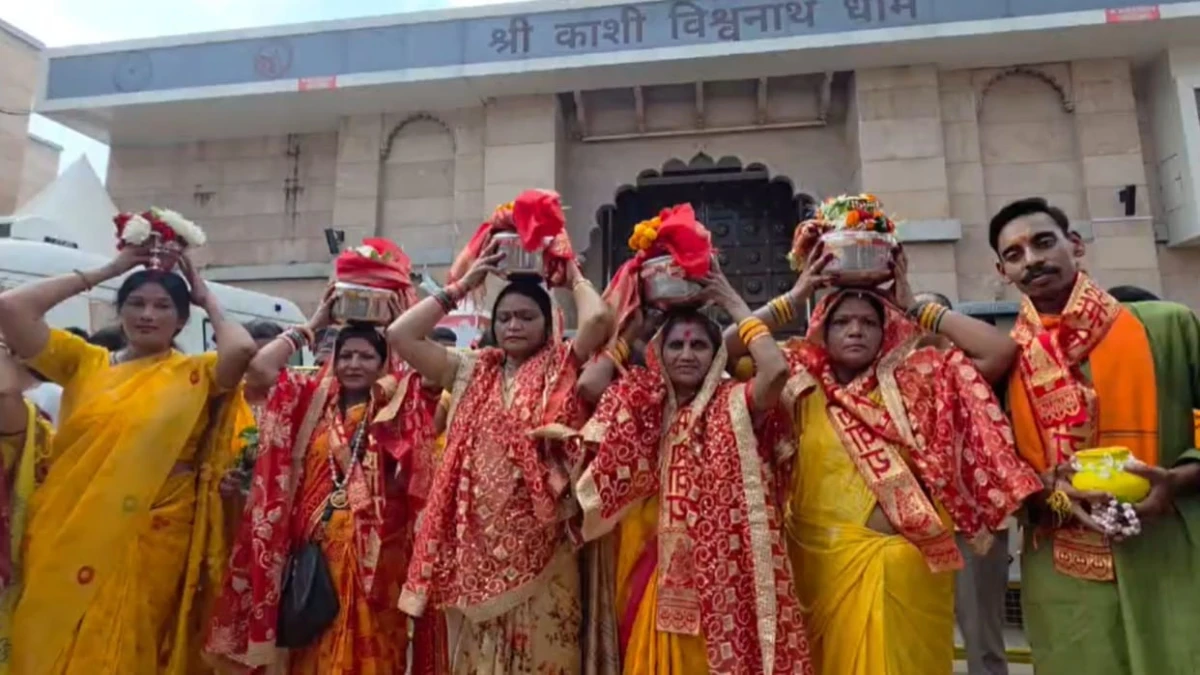 काशी विश्वनाथ मंदिर पहुंचीं शृंगार गौरी केस की वादिनी महिलाएं, जलाभिषेक कर ज्ञानवापी मुक्ति की लगाई गुहार