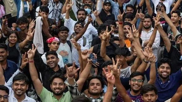 जेन-जी पर राजनीतिक दलों का फोकस, यूपी चुनाव में कम उम्र के युवाओं को मैदान में उतारने की तैयारी