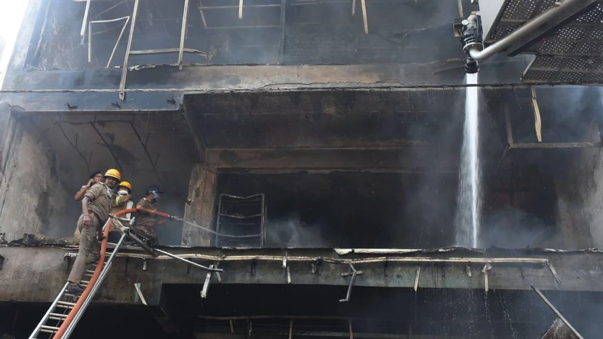 मुंबई की चार मंजिला व्यावसायिक इमारत में लगी आग, 11 लोगों को सुरक्षित बचाया गया