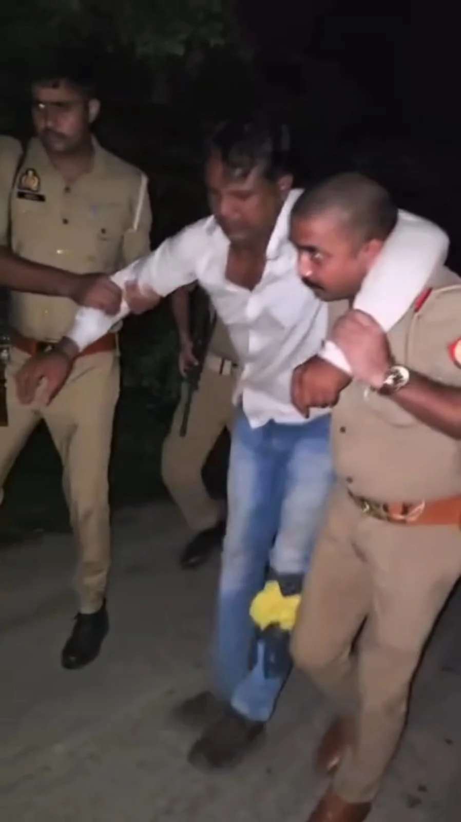 50 हजार का इनामी हिस्ट्रीशीटर पुलिस मुठभेड़ में घायल, साथी समेत गिरफ्तार