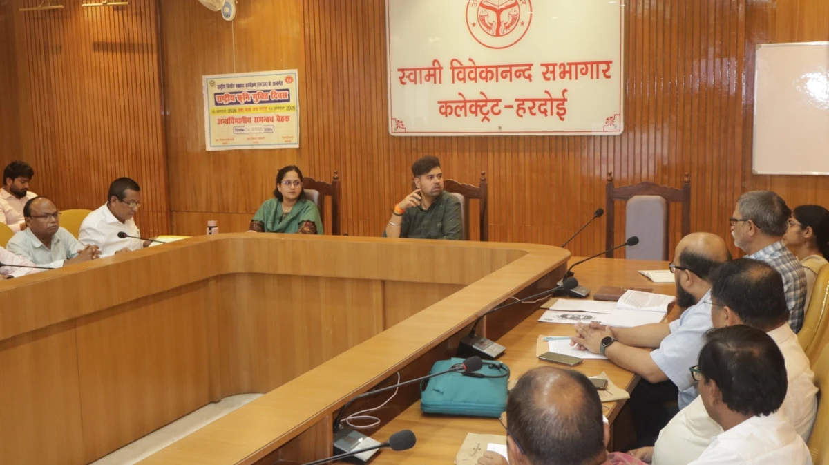 जिलाधिकारी अनुनय झा सख्त, खराब प्रगति वाले चिकित्सा अधीक्षकों को चेतावनी के निर्देश