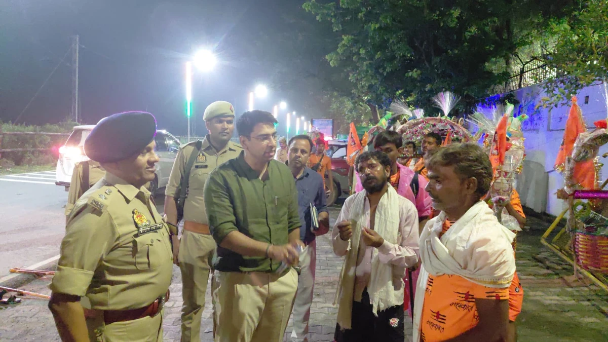 कांवड़ श्रद्धालुओं के बीच पहुंचे डीएम-एसपी, जाना हालचाल, सुरक्षित यात्रा का दिया संदेश