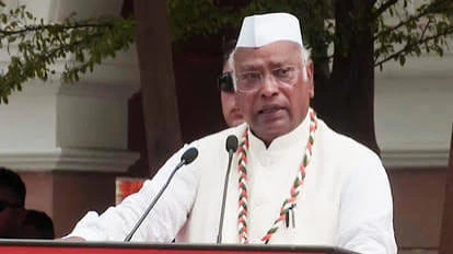80वां स्वतंत्रता दिवस: पीएम मोदी के भाषण पर खरगे का हमला, बोले- ‘लाल किले से हर चीज का श्रेय लेते हैं’