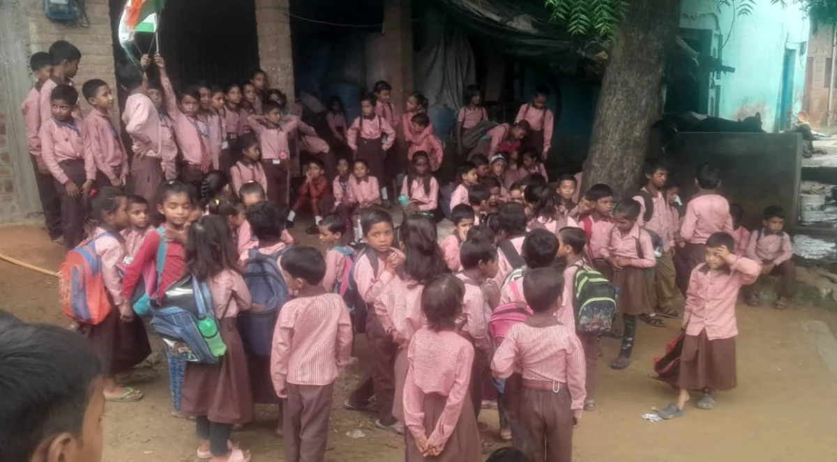 कानपुर में जर्जर स्कूल के खिलाफ बच्चों का अनोखा प्रदर्शन, चार घंटे तक कक्षाओं से बाहर बैठकर लगाए नारे