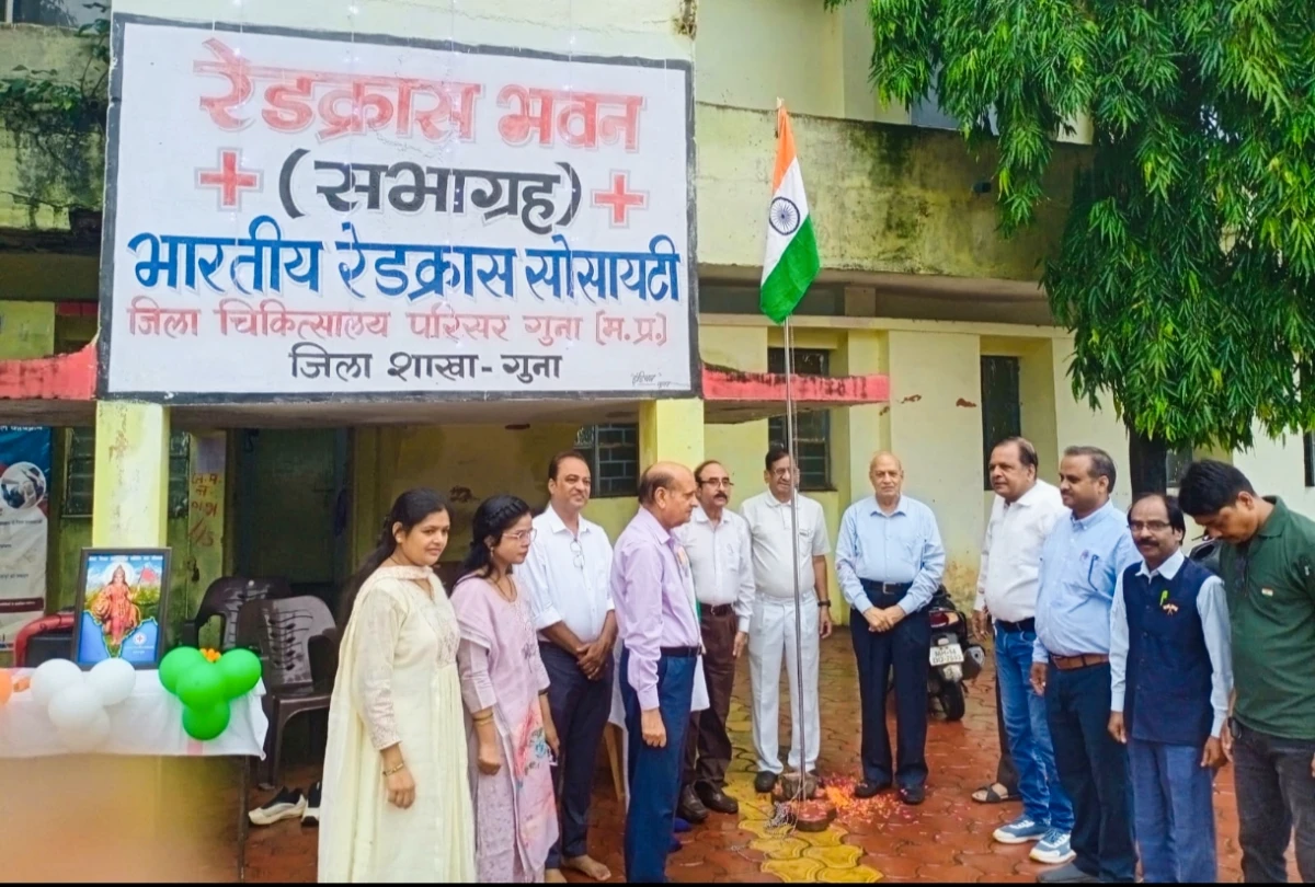 रेड क्रॉस भवन पर पहली बार ध्वजारोहण