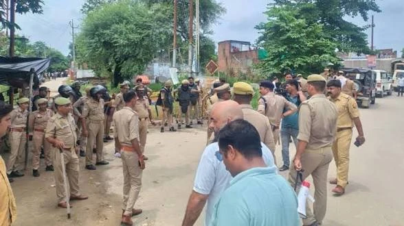 लखनऊ के कसमंडी विवादित ढांचे पर फिर बढ़ा तनाव, जलाभिषेक की कोशिश पर पुलिस ने रोका