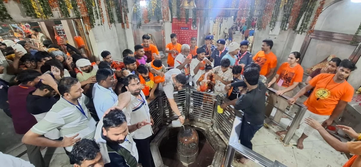 पुरामहादेव मंदिर में उमड़ा केसरिया सैलाब, 10 बजे तक 15 लाख से अधिक कांवड़ियों ने किया जलाभिषेक
