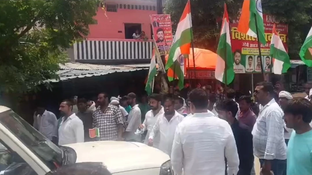 सुल्तानपुर में भाजपा की तिरंगा यात्रा में बवाल, मार्ग बदलने पर समर्थकों ने लगाए मुर्दाबाद के नारे