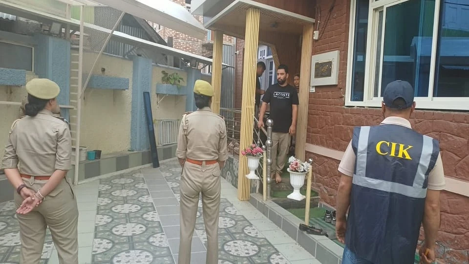 फर्जी सोशल मीडिया हैंडल से आतंक का प्रचार: कश्मीर में दो गिरफ्तार, 8 मोबाइल और कई सिम बरामद