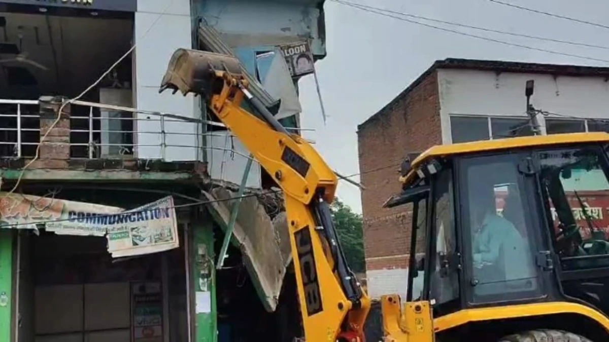 बदायूं में बसपा नेता आतिफ खां की मार्केट पर चला बुलडोजर, 14 दुकानें ध्वस्त