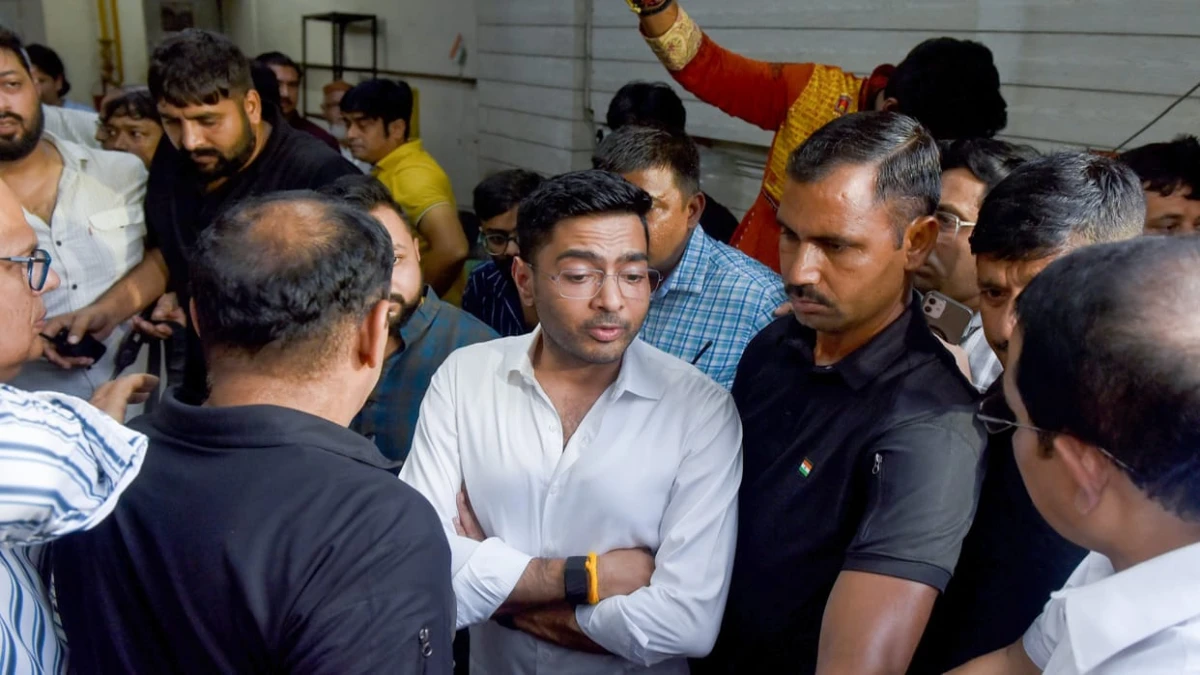 अभिषेक बनर्जी की बढ़ीं मुश्किलें, बिलबोर्ड विवाद में पुलिस ने भेजा नोटिस; अब तक 14 गिरफ्तार
