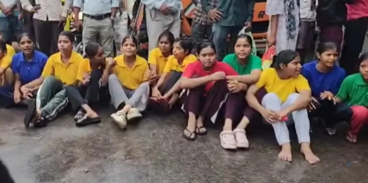 लखनऊ में स्कूली छात्राओं का प्रदर्शन, शिक्षकों की कमी और बुनियादी सुविधाओं को लेकर जताया विरोध