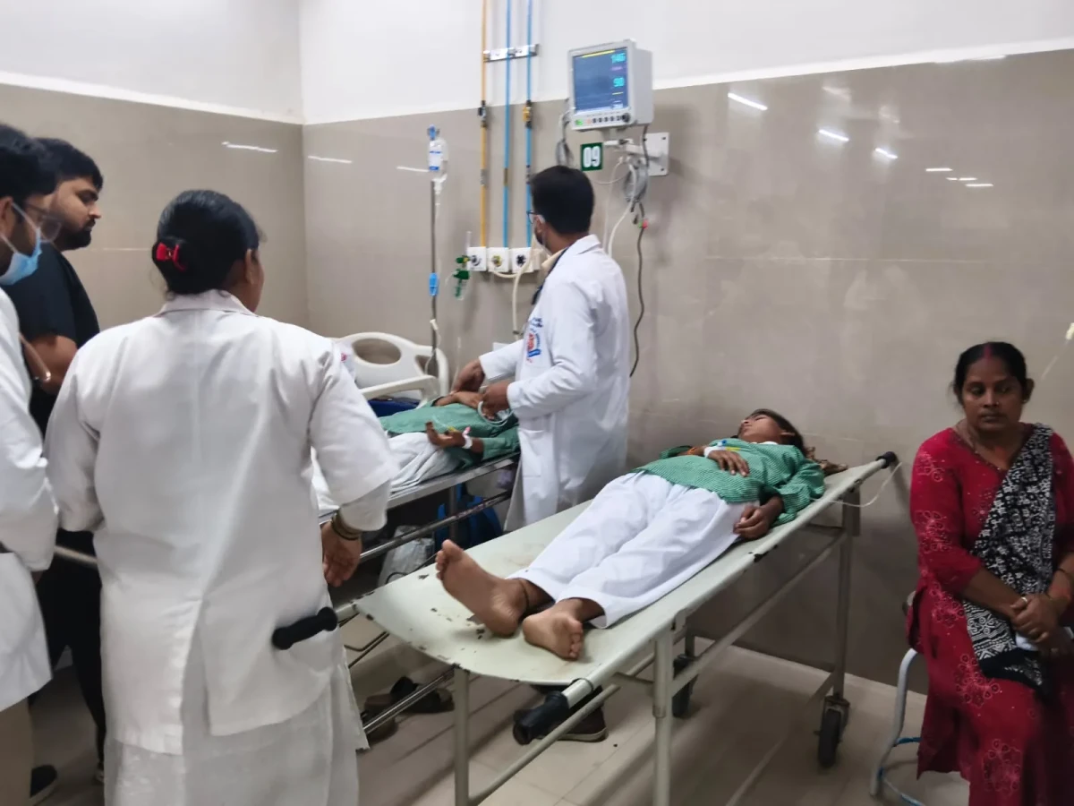 देवरिया में तिरंगा यात्रा के दौरान 80 छात्राओं की तबीयत बिगड़ी, डिहाइड्रेशन से कई हुईं बेहोश