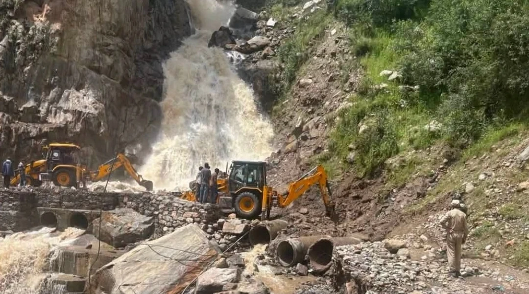 किश्तवाड़ में बारिश का कहर: फ्लैश फ्लड से मचैल मार्ग प्रभावित, यात्रियों की बढ़ी परेशानी