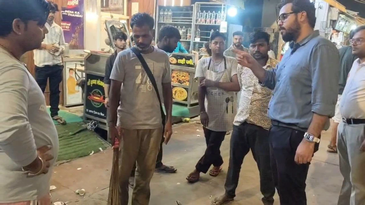 जन्मभूमि क्षेत्र में आधी रात नगर आयुक्त का औचक निरीक्षण, चार दुकानदारों पर 5-5 हजार रुपये जुर्माना