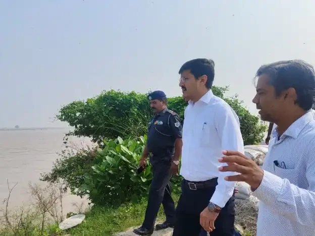 DM INSPECTS KESHOPUR EMBANKMENT