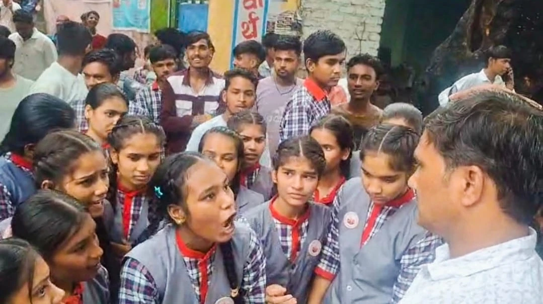 धरनावदा स्कूल में स्वतंत्रता दिवस पर फूटा छात्रों का आक्रोश, प्राचार्य पर धमकाने के गंभीर आरोप; वीडियो वायरल, जांच के आदेश