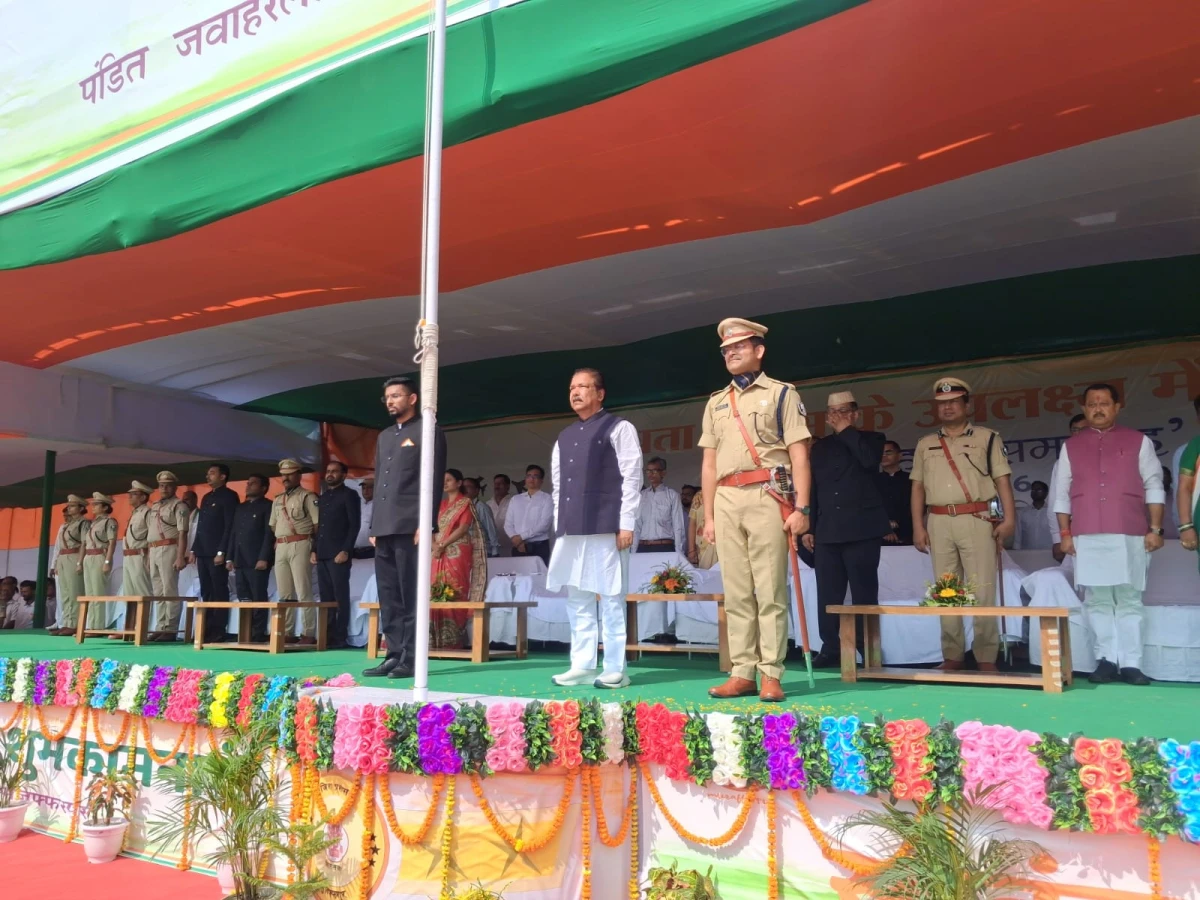 शान से फहराया तिरंगा, प्रभारी मंत्री बोले - मुजफ्फरपुर लगातार विकास के पथ पर अग्रसर है