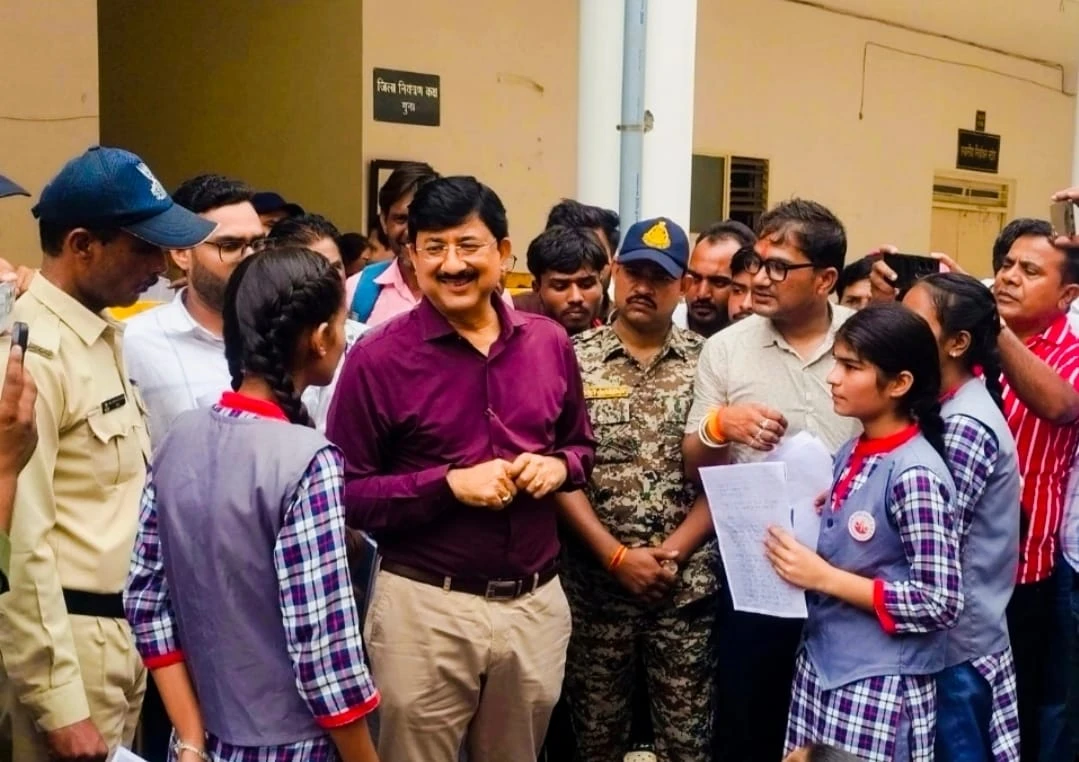 धरनावदा स्कूल में छात्राओं के विरोध का असर, प्रभारी प्राचार्य ममता सोनी पद से हटाईं; गिरिराज प्रसाद जांगिड़ नए प्रभारी