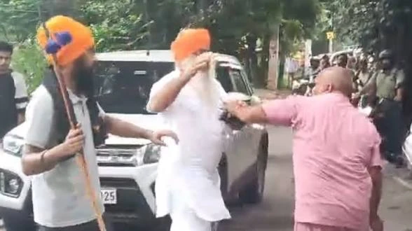 पंजाब बंद के दौरान जालंधर में हंगामा, कार सवार को थप्पड़ मारने का आरोप; सड़क पर हुआ कीर्तन