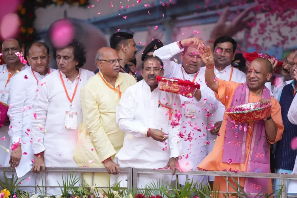 कांवड़ पथ पर पुष्पवर्षा से सीएम ने पश्चिमी यूपी को साधा, कांवड़ियों पर चढ़ी सियासी समीकरणों की नई तासीर