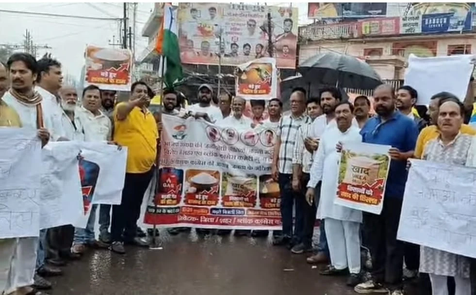 गुना में महंगाई के विरोध में कांग्रेस का प्रदर्शन, जयस्तंभ चौराहे पर आमजन को शक्कर खिलाकर जताया विरोध