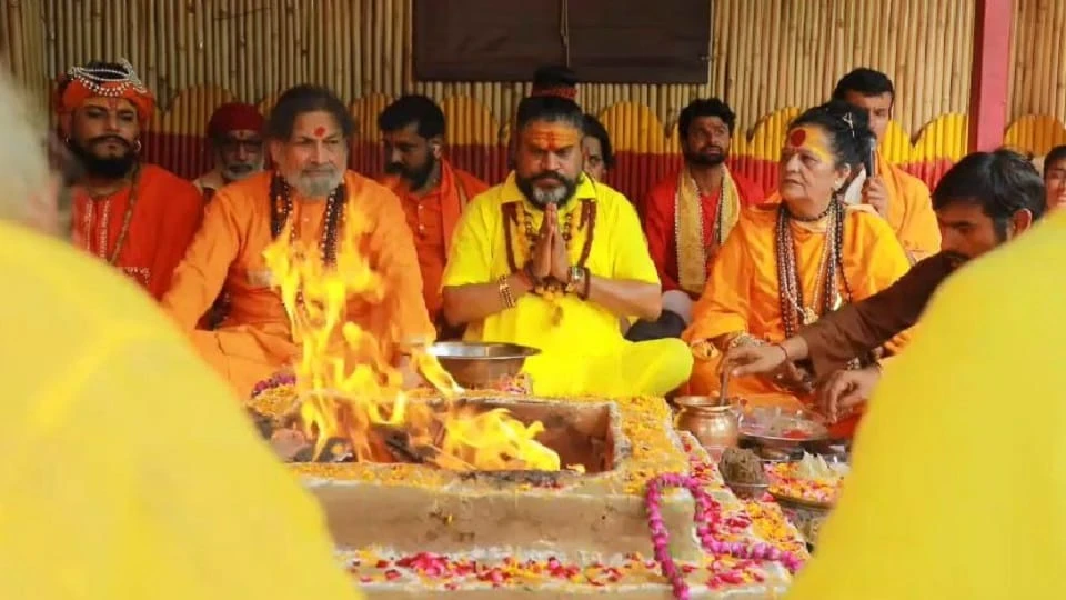 मथुरा में कारसेवा के ऐलान की तैयारी, चित्रगुप्त पीठ में हवन-यज्ञ शुरू; पुलिस अलर्ट