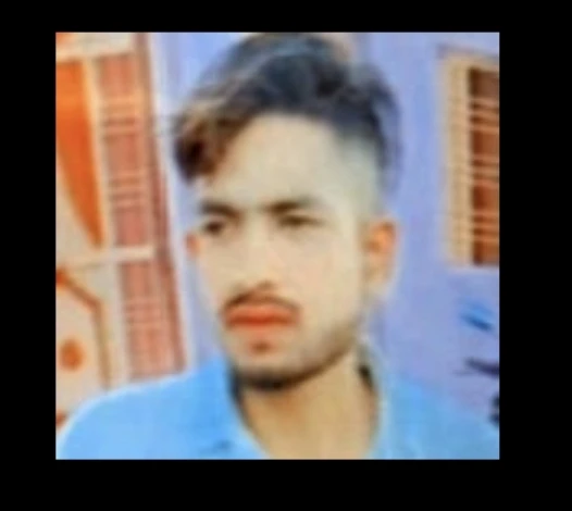 रेलवे ट्रैक किनारे मोबाइल पर बात करते समय हादसा: दो ट्रेनों की चपेट में आने से युवक की दर्दनाक मौत, परिवार में मातम