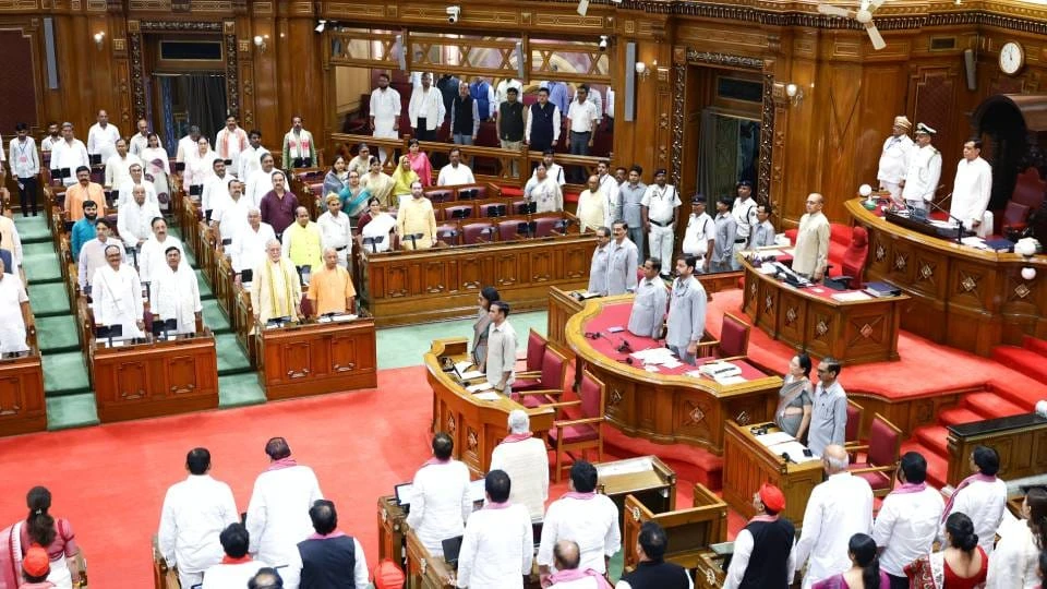 विधान परिषद में चढ़ावा चोरी पर हंगामा, केशव मौर्य का सपा पर निशाना; 15 मिनट के लिए स्थगित हुई कार्यवाही