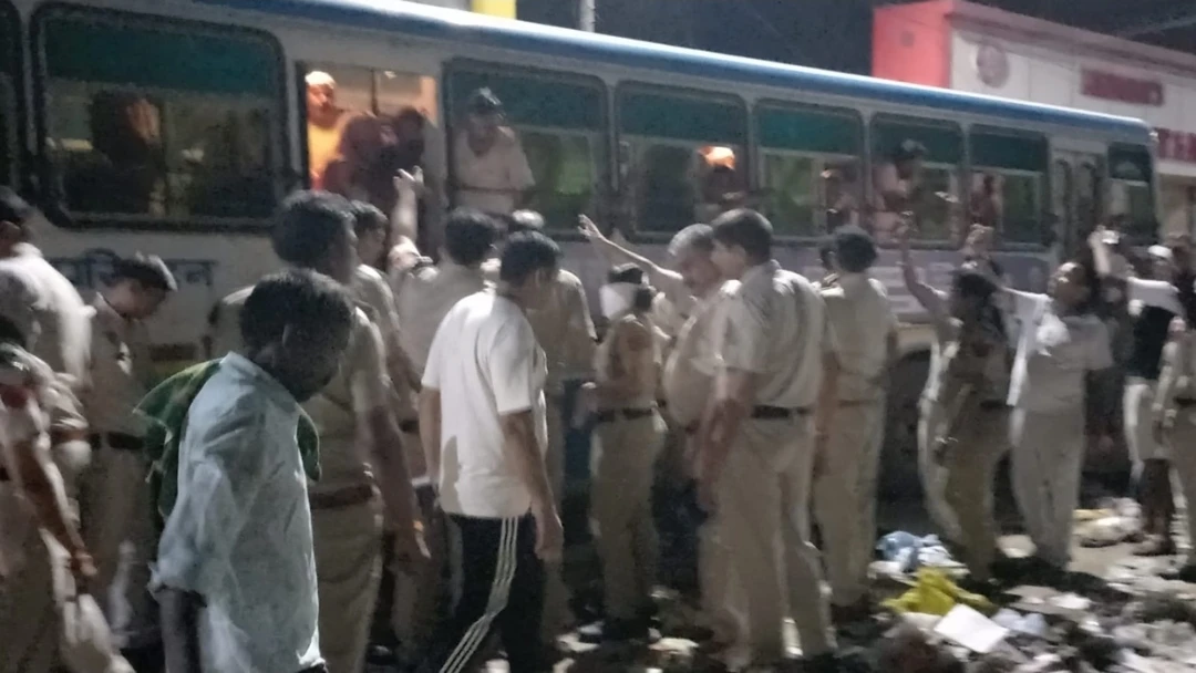 हरियाणा में सफाई कर्मचारियों की हड़ताल जारी, झज्जर में 70 से अधिक हिरासत में लिए गए; सफाई व्यवस्था प्रभावित
