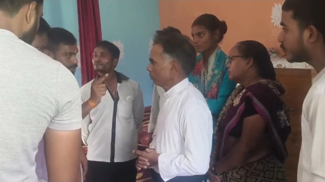 लखनऊ: धर्मांतरण की सूचना पर चर्च पहुंचा बजरंग दल, पांच लोगों को पुलिस ने हिरासत में लिया