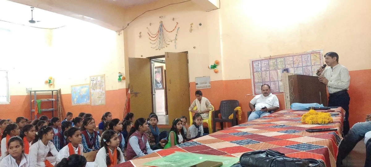 बेटियां लक्ष्य तय कर आगे बढ़ें, मोबाइल से रहें दूर : सीपी रघुवंशी
