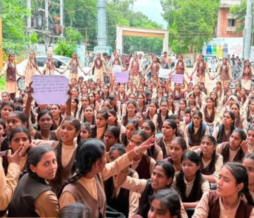 उज्जैन में छात्राओं के प्रदर्शन का असर, सराफा स्कूल शिफ्ट करने का फैसला सरकार ने लिया वापस
