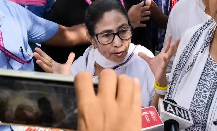ममता बनर्जी के काफिले पर हमला, प्रदर्शनकारियों ने फेंके पत्थर-जूते; पुलिस पर लगाए गंभीर आरोप