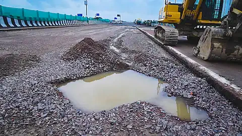 लखनऊ-कानपुर एक्सप्रेसवे पर सवाल: उद्घाटन के 18 दिन बाद 84 जगह धंसने का दावा, ठेका देने को लेकर भी उठे सवाल
