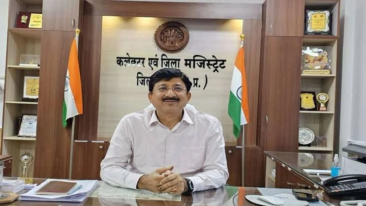 कलेक्‍टर द्वारा 02 आदतन अपराधियों को किया जिलाबदर