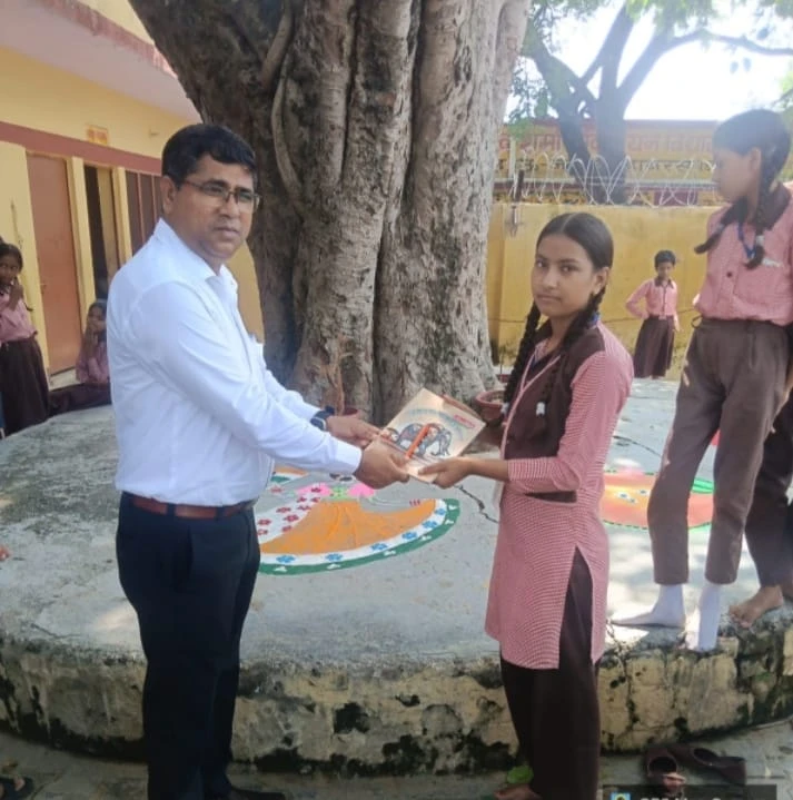 हर घर तिरंगा कार्यक्रम के अंतर्गत कस्तूरबा गांधी आवासीय बालिका विद्यालय सहपऊ में आयोजित हुई रंगोली प्रतियोगिता