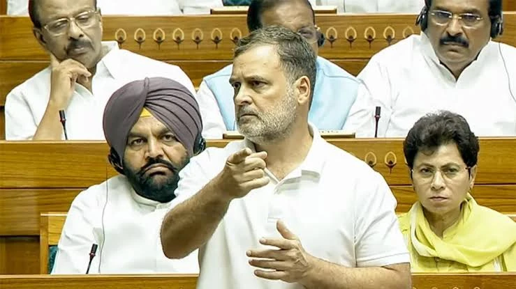 राहुल गांधी समेत विपक्ष का अमित शाह पर निशाना, संसद में बयान देने की उठी मांग