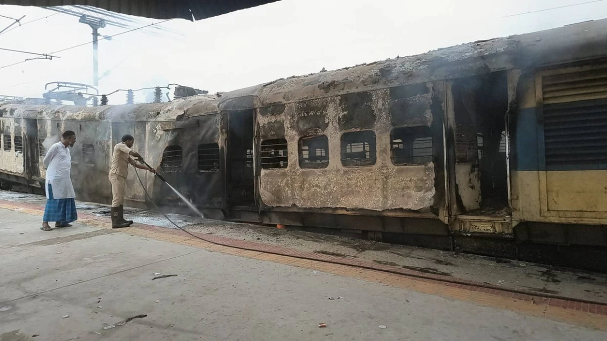 सिमरी बख्तियारपुर स्टेशन पर पैसेंजर ट्रेन के इंजन में भीषण आग, सभी यात्री सुरक्षित; कई ट्रेनें हुईं प्रभावित