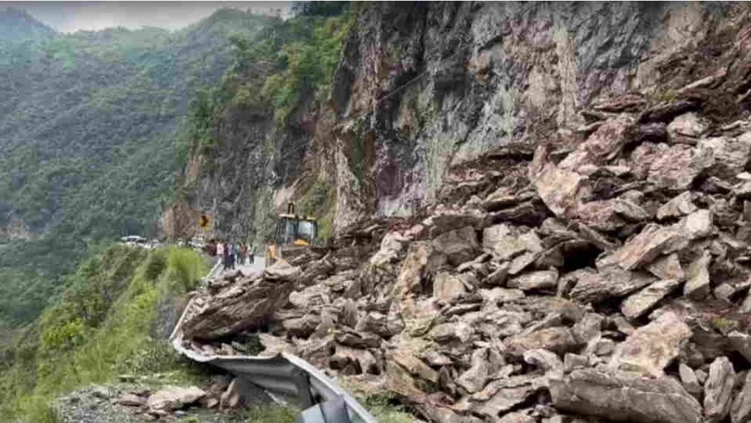 ऋषिकेश-बदरीनाथ हाईवे पर भूस्खलन, भल्लेगांव के पास पहाड़ी से आया भारी मलबा; दोनों ओर वाहनों की लंबी कतार