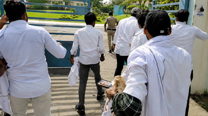 NURSING STUDENTS OVERPOWER PATNA POLICE