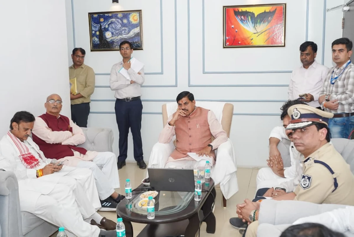 रीवा एयरपोर्ट पर सीएम मोहन यादव ने की बैठक, बाढ़ प्रभावित क्षेत्रों में राहत-बचाव कार्यों की समीक्षा