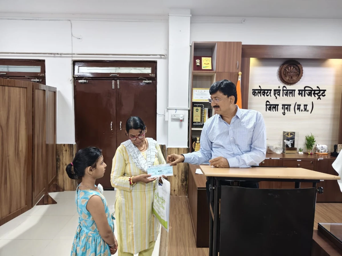 जरूरतमंदों की मदद को आगे आए कलेक्टर कन्याल, दो आवेदकों को 10-10 हजार रुपये की आर्थिक सहायता