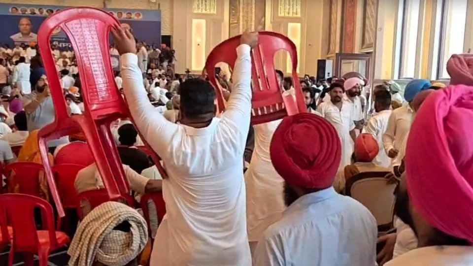 राजा वड़िंग ने मंच से चन्नी समर्थक को बुलाया, फोन मिलाया; बैठक में गूंजे 'चन्नी जिंदाबाद' के नारे
