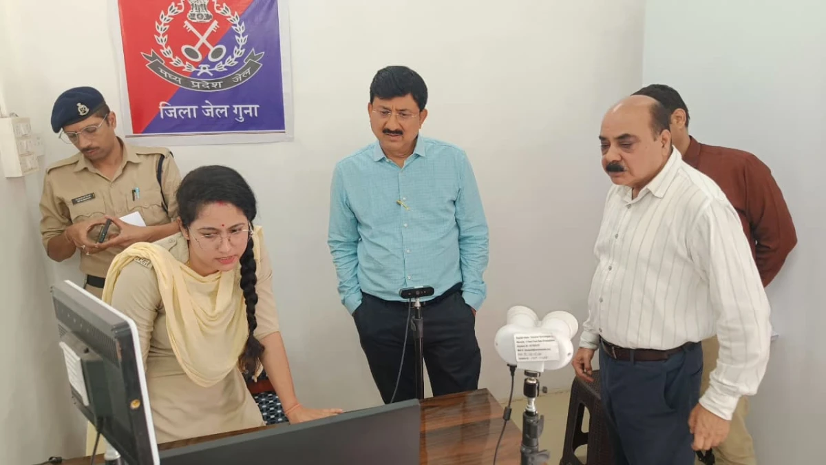 जिला जेल पहुंचकर कलेक्टर ने परखी व्यवस्थाएं, सुरक्षा से स्‍वास्‍थ्‍य सुविधाओं का किया निरीक्षण